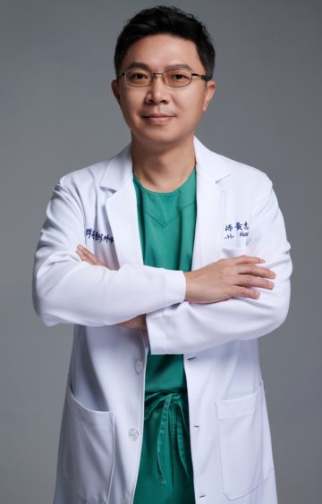 群英黃志宏醫師醫師袍照1100930